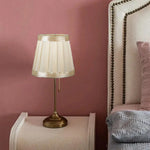 lampe table beige plissée classique abatjour tissu opaque élégante décoration maison fixe base solide