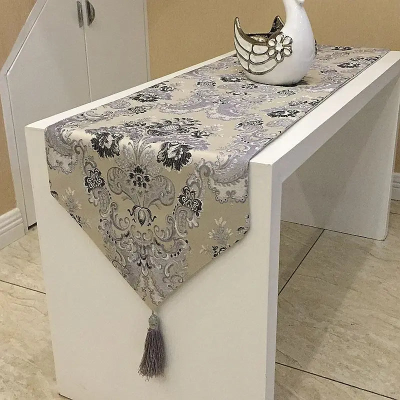 nappe table fleur motif polyester carnaval beige marron argenté gris damier brodé ornement pompon