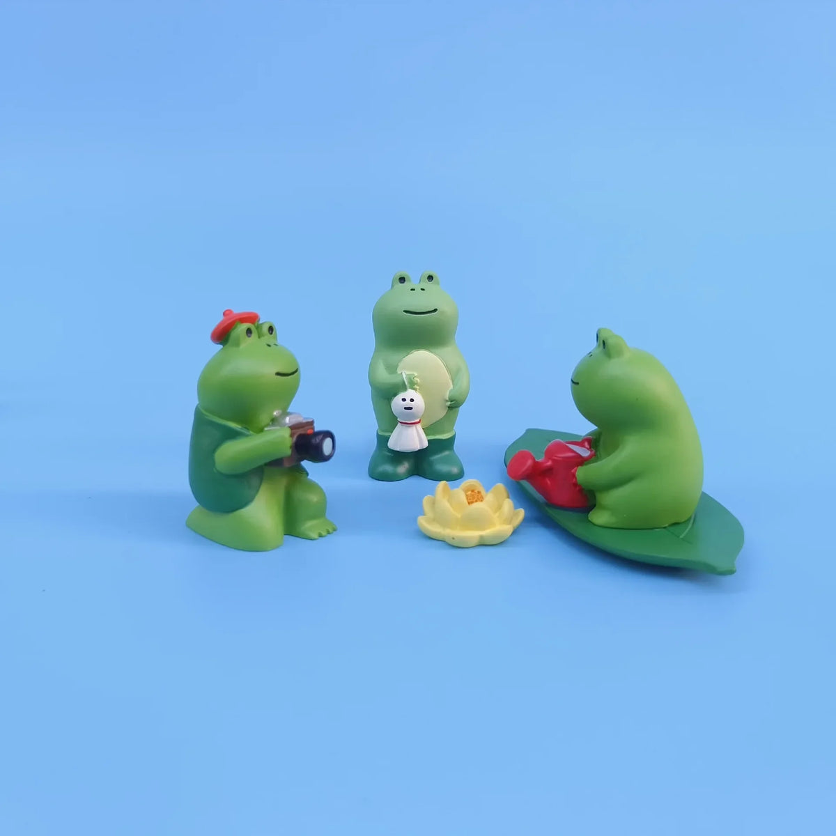 figurines grenouille verte résine japonais mignon cartoon accessoire chapeau lunettes tasse thé personnage jaune