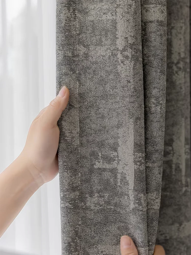 Rideau gris avec motifs texturés, parfait pour une décoration intérieure moderne et élégante. Convient aux fenêtres de salon, chambre ou bureau pour apporter une touche sophistiquée et intime à l'espace. Idéal pour contrôler la lumière et ajouter un style contemporain à votre habitat.