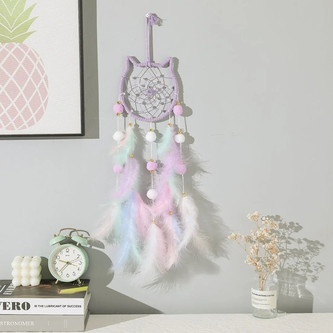 attrape rêves boho plumes pompons lune étoile motif chat violet rose pastel