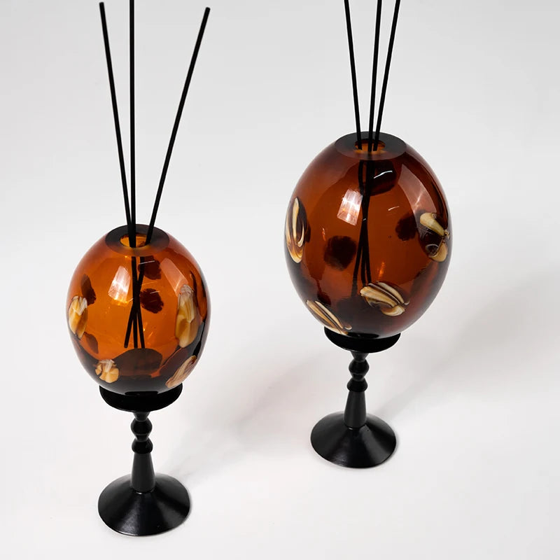 diffuseur huiles essentielles moderne motifs floraux dorés verre opaque décoration intérieure accessoires salon contemporain