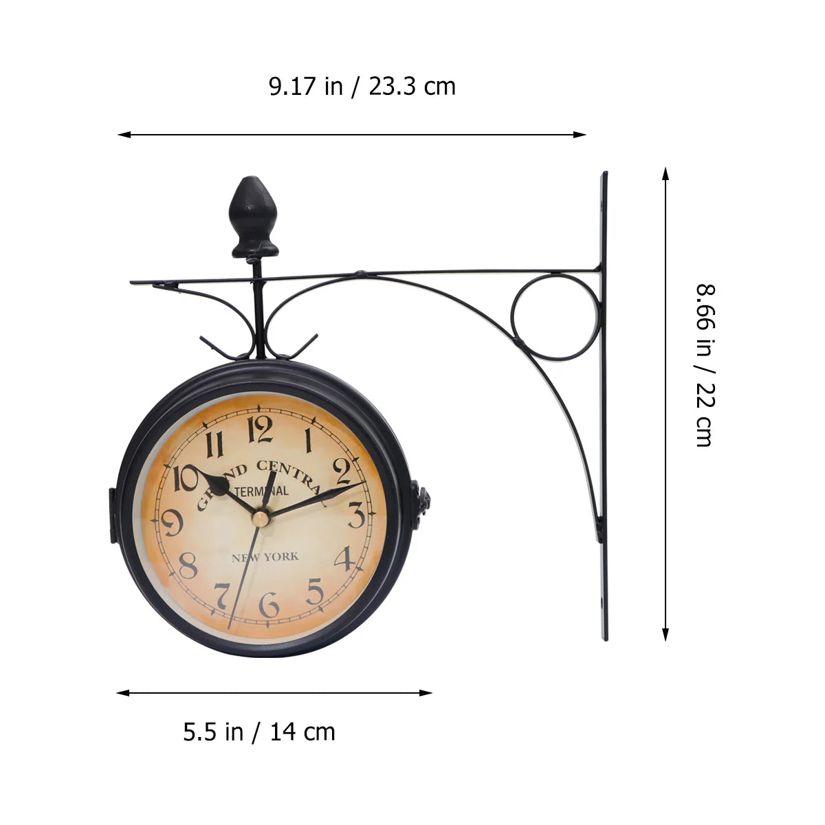 Horloge murale rétro rustique accrochée dans un jardin
