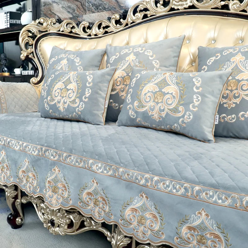 Canapé de luxe vintage recouvert de motifs décoratifs élégants en or et gris.