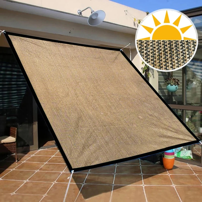 Voile d'ombrage rectangulaire blanche installée sur pergola en bois