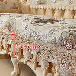 Une élégante nappe de table en dentelle beige ornée de motifs floraux, mesurant 18 centimètres de largeur.
