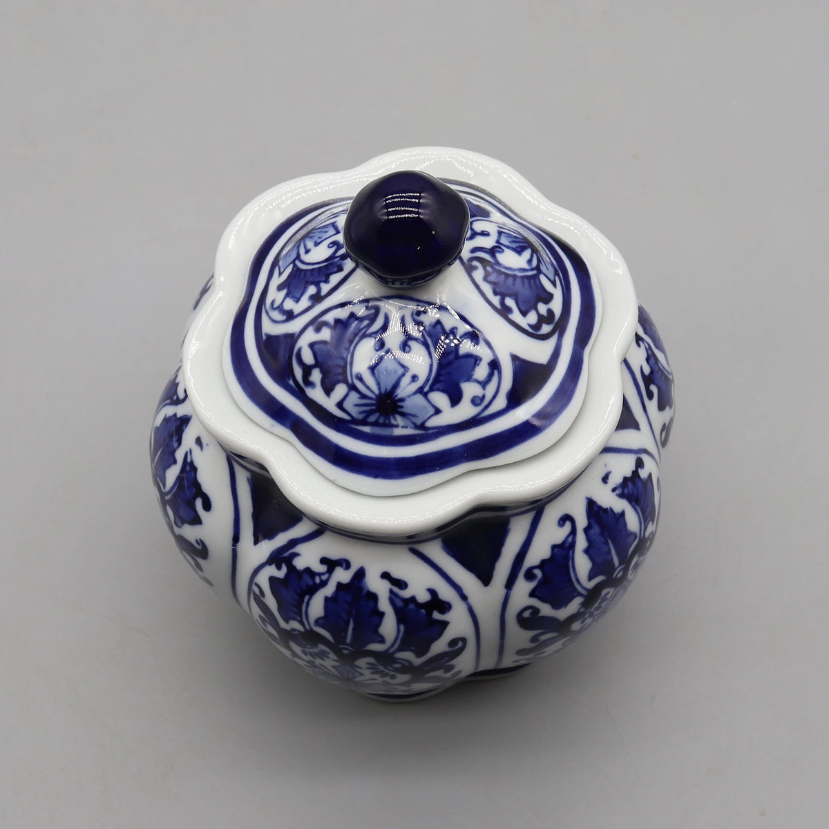 Un pot décoratif en céramique avec un motif floral bleu et blanc élégant et sophistiqué.