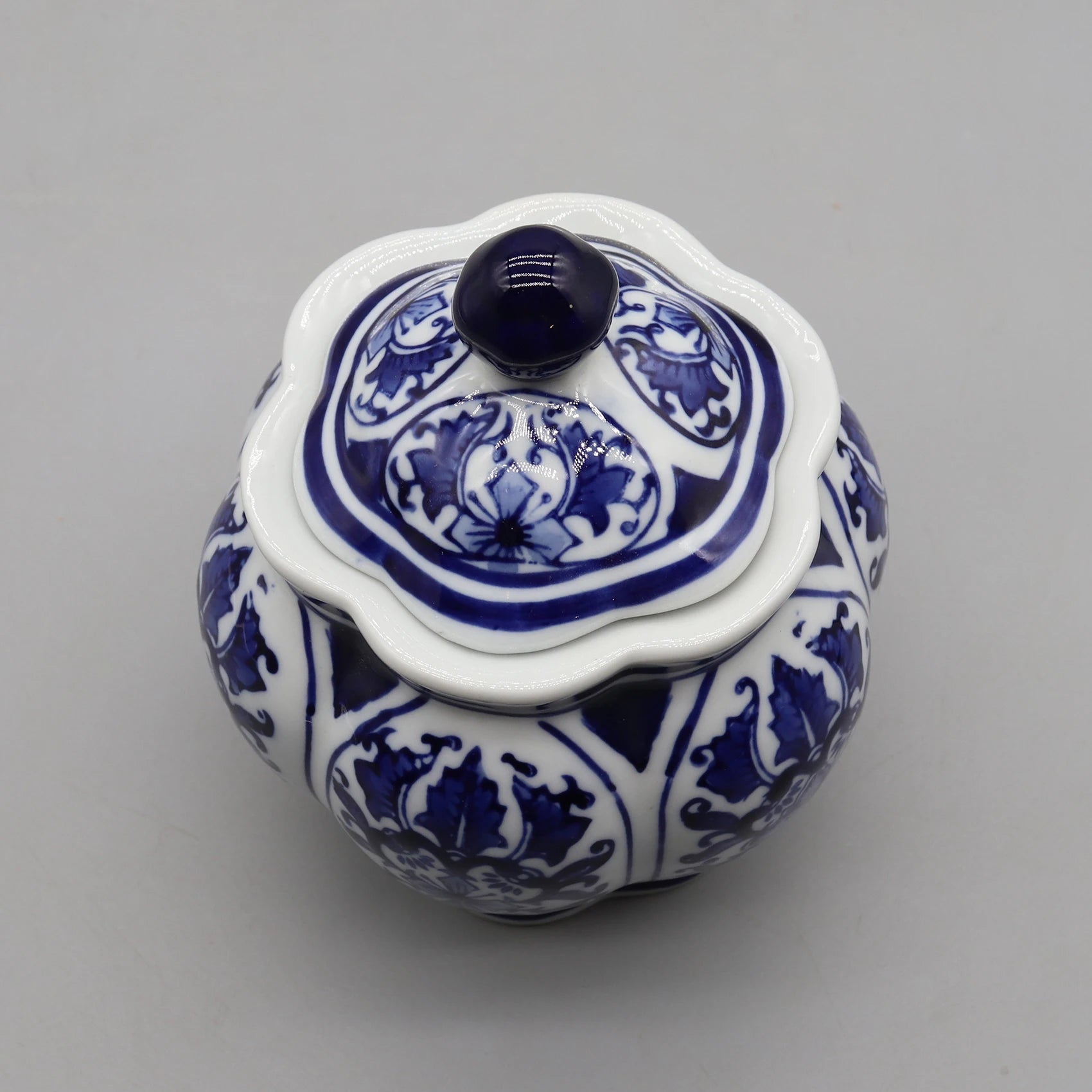 Un pot décoratif en céramique avec un motif floral bleu et blanc élégant et sophistiqué.