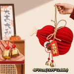 lanterne traditionnelle rouge papier plié relief cloches dorées pompons étiquettes chinoises décoration festive anniversaire