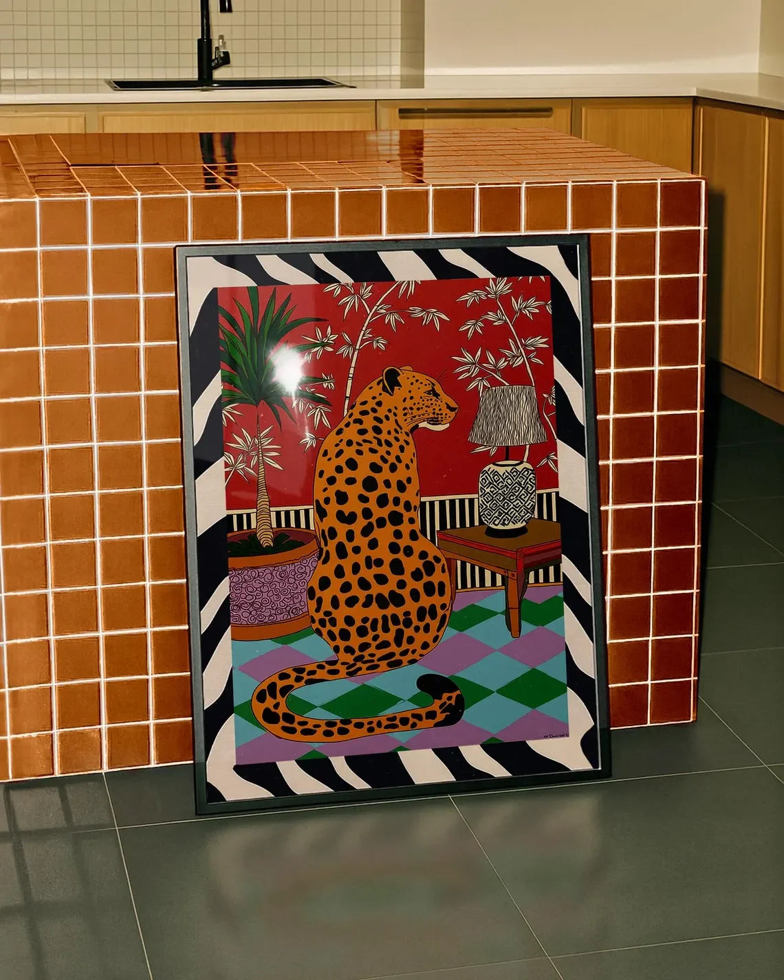 tableau moderne léopard pop art géométrique couleur rouge beige opaque vertical