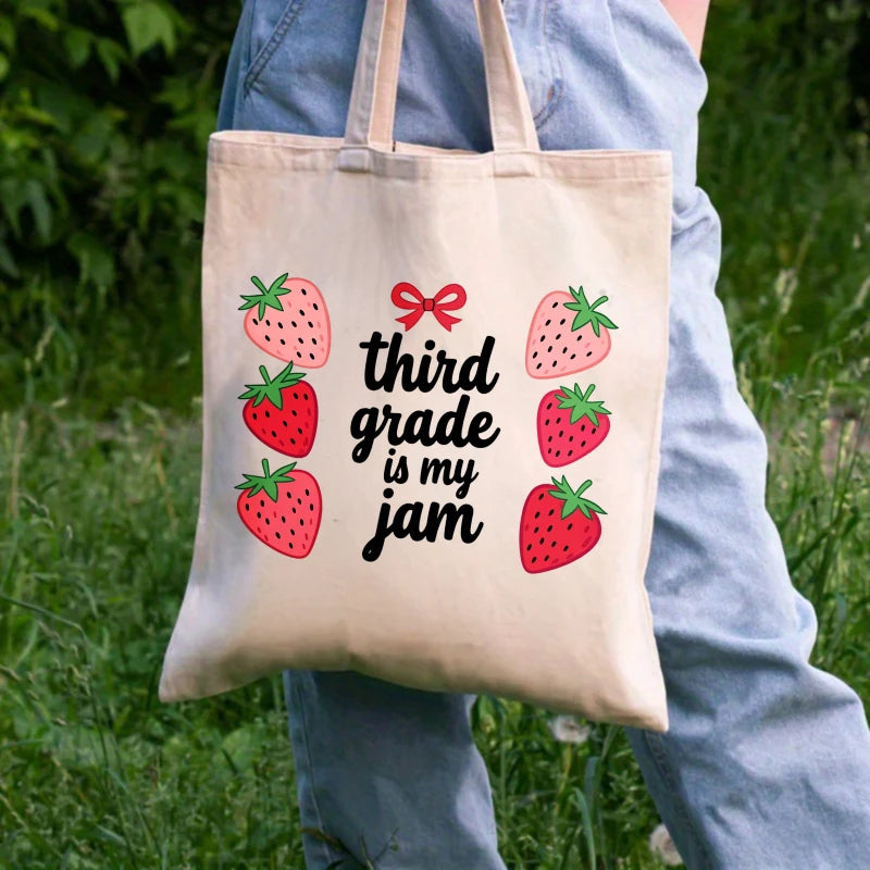 sac main toile fraises rouge vertes troisième année ruban rouge poignées tissu beige imprimé