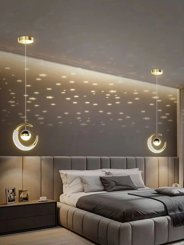 Lampe suspendue lune etoiles metal acrylique or noir eclairee