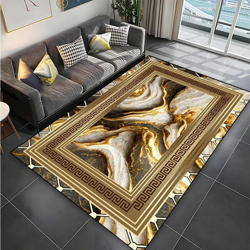 Tapis rectangulaire à motif de marbre doré et de motifs grecs décoratifs, s'harmonisant avec le canapé gris dans le salon moderne.