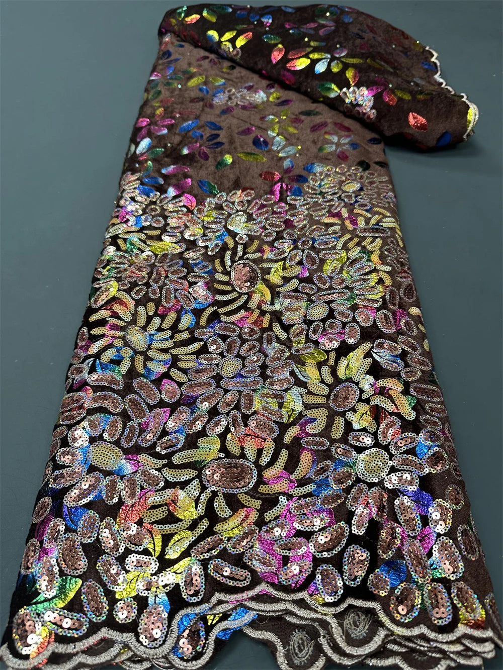 tissu décoratif brodé pailleté floral violet noir jaune rouge bleu vert sequins dentelle haute