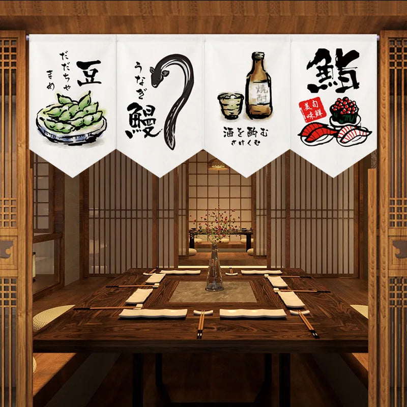 Rideau japonais court avec motif traditionnel sur une petite fenêtre