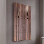 Porte-manteau mural en bois avec accessoires suspendus pour démonstration d'utilisation