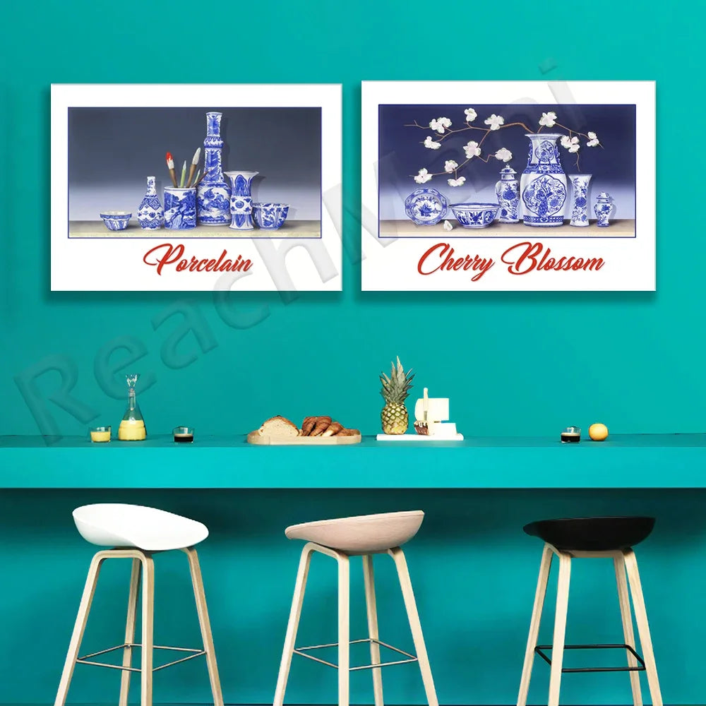 Des assiettes en porcelaine et des vases aux motifs bleus et blancs ornent l'espace, évoquant l'élégance et la sophistication d'un intérieur chic.