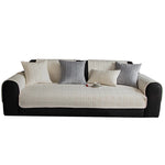 Canapé moderne avec des coussins décoratifs dans des tons neutres.