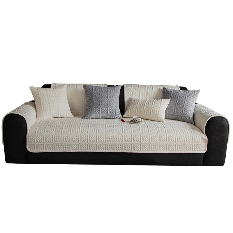 Canapé moderne avec des coussins décoratifs dans des tons neutres.