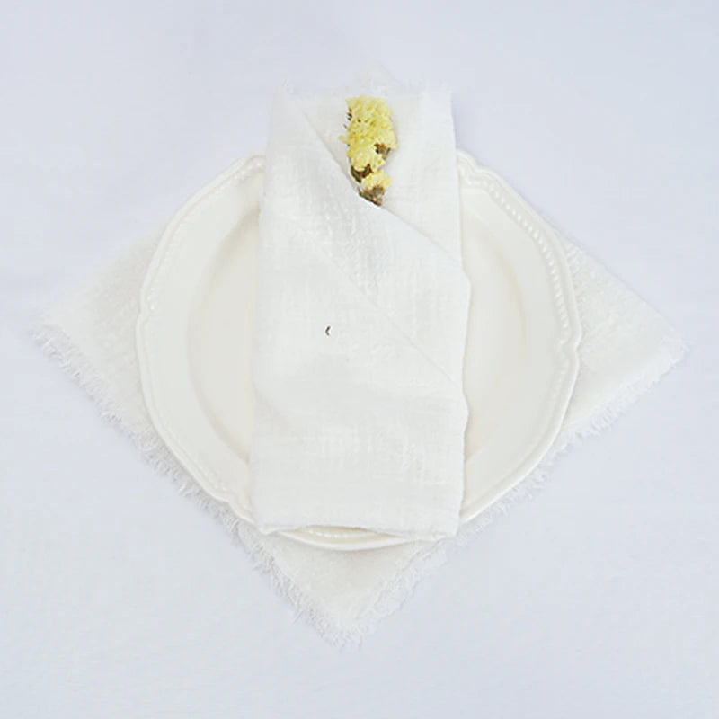 Un plat de service en porcelaine blanche avec des détails décoratifs.