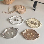 Support bijoux ornements dorés bordure perlée blanc doré classique vintage boucles oreilles anneaux collier