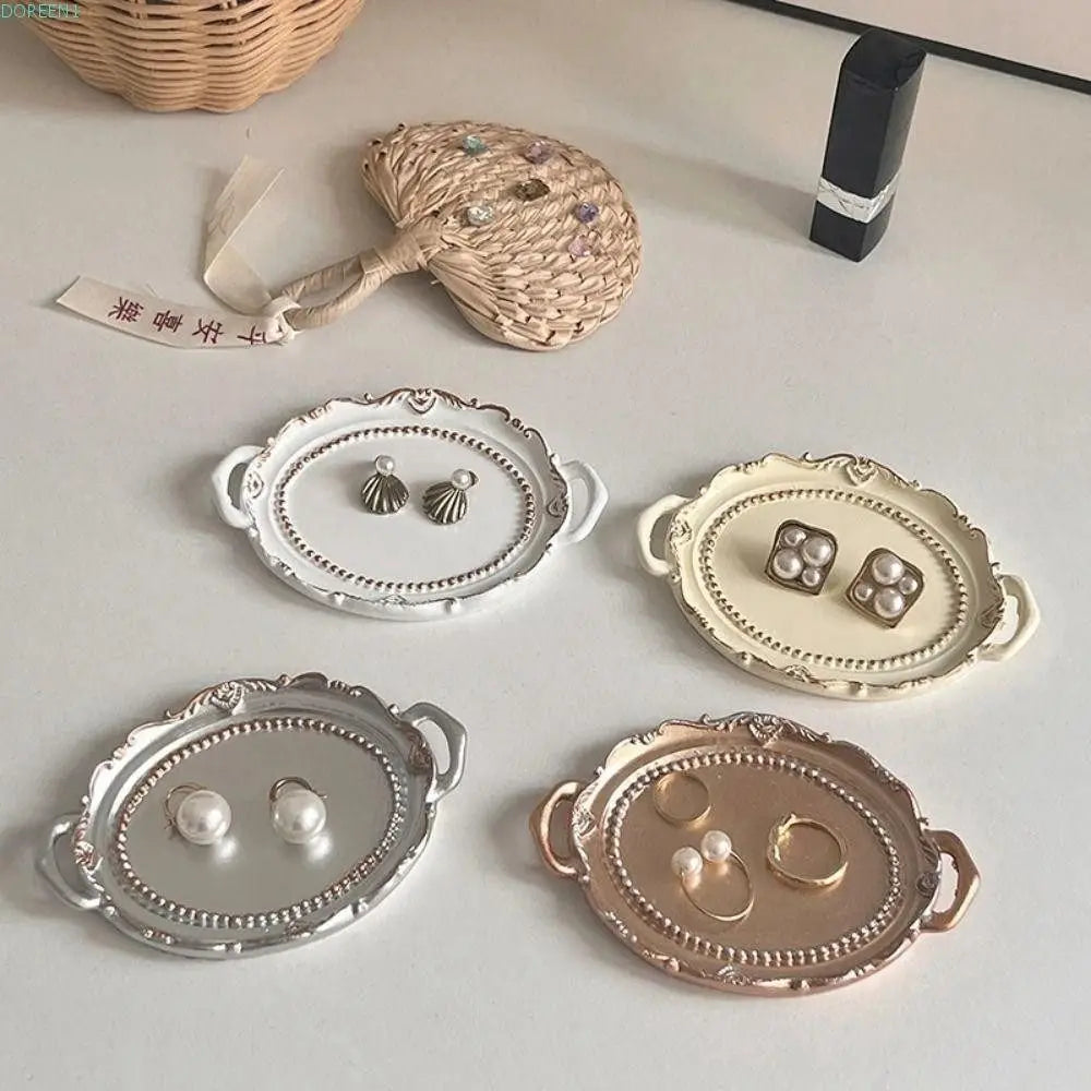 Support bijoux ornements dorés bordure perlée blanc doré classique vintage boucles oreilles anneaux collier