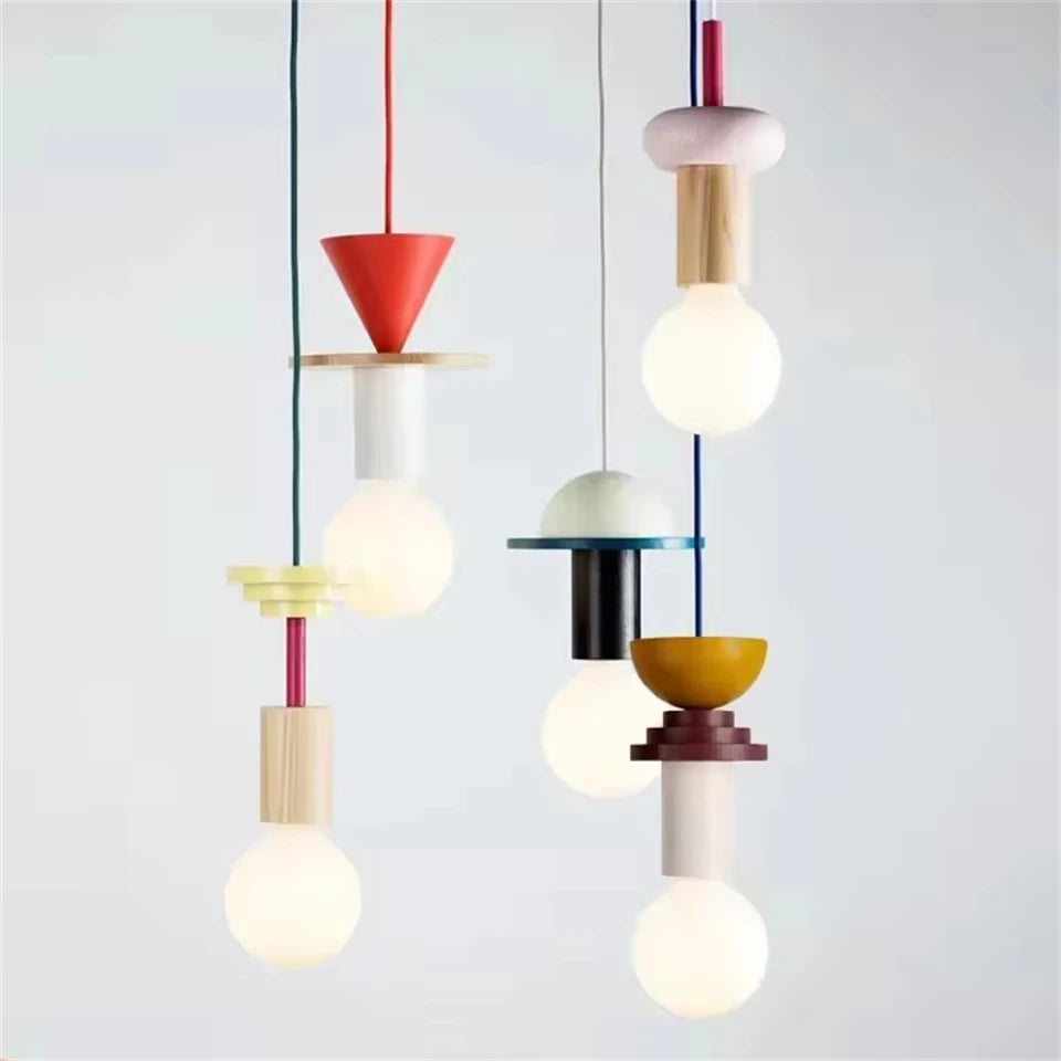 suspension luminaire bois moderne ampoule edison câble suspendu couleurs variées formes géométriques