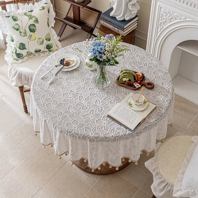 nappe table blanche fleurs feuilles découpées translucide classique romantique mariage fête restaurantextérieur