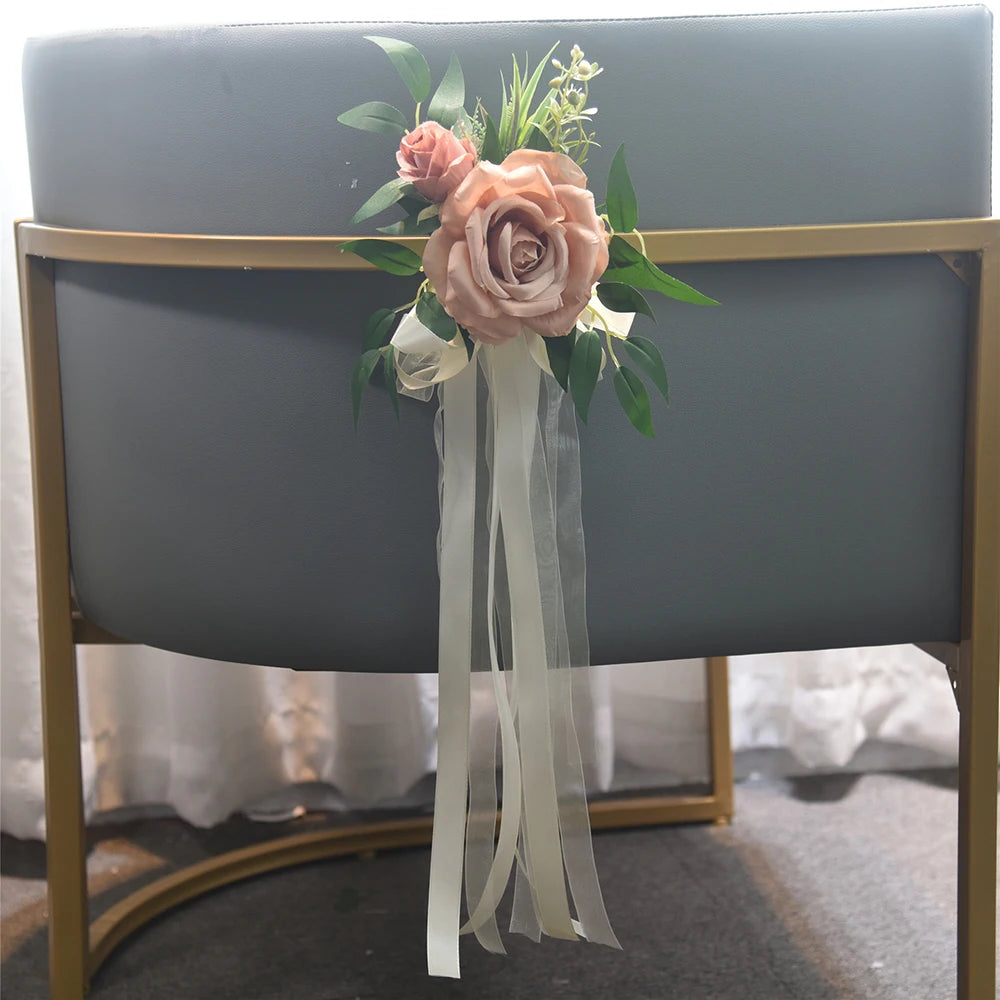 décoration mariage rose artificielle ruban eucalyptus feuilles verte chaise égliseextérieur