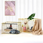 Panier de rangement en fer forgé nordique couleur or rose sur une table en bois