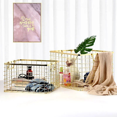 Panier de rangement en fer forgé nordique couleur or rose sur une table en bois