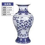 Vase bleu et blanc décoré de motifs floraux élégants.