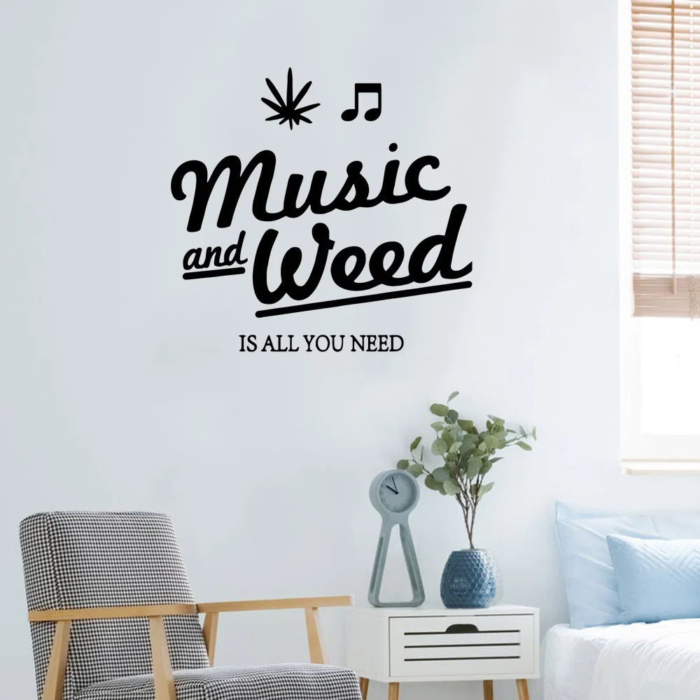 Sticker mural vinyle mat appliqué sur mur blanc