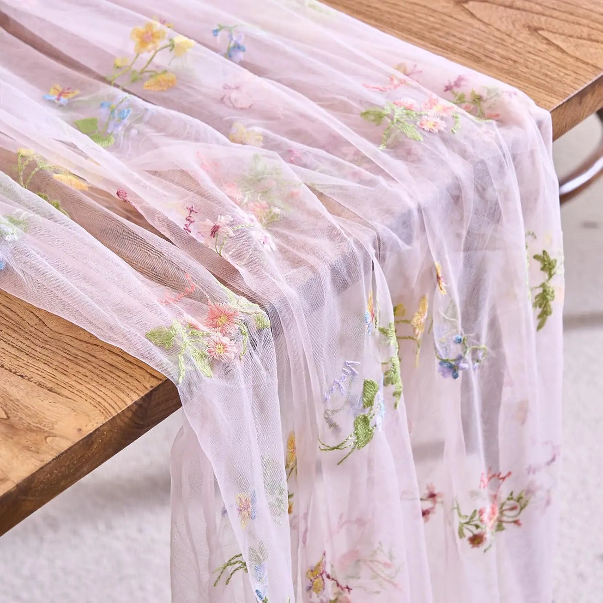 nappe transparente brodée floral verte jaune rose bleu blanche décoration table mariage fête