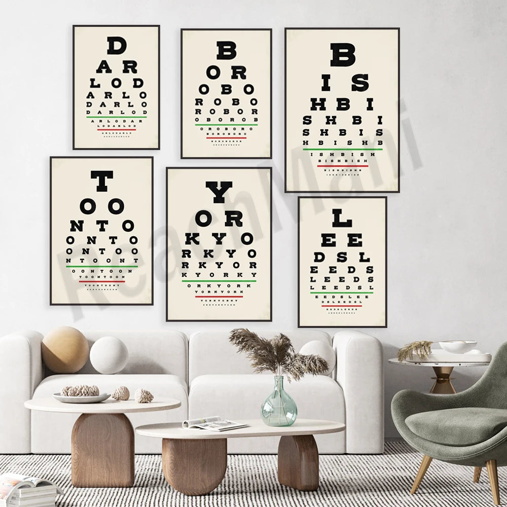 Des affiches décoratives de tests oculaires modernes ornent le mur au-dessus d'un salon confortable avec des meubles en bois et en textile.