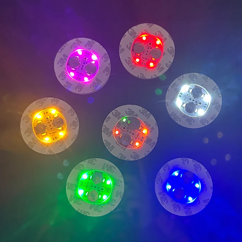 mini lampes led multicolores adhésives modernes rouges vertes bleues diodes circulaires festive minimaliste