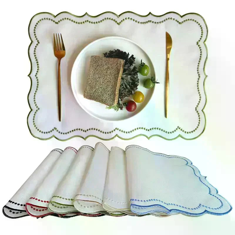 serviettes table classiques blanc bleu bordure pointillée douces fourchettes dorées assiettes fromage fleurs artificielles