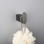 accessoires salle bain moderne noir blanc porte serviettes brosse wc papier toilette savon rangement