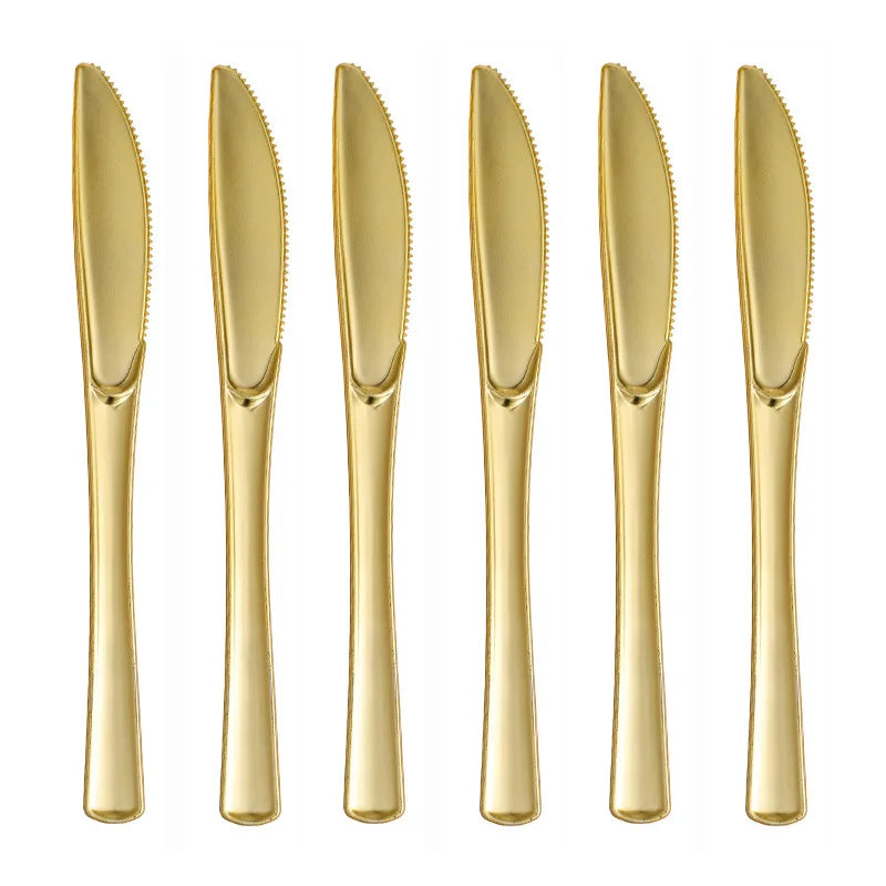vaisselle jetable dorée moderne serviettes blanches motifs points fourchettes couteaux cuillères gobelets festives or