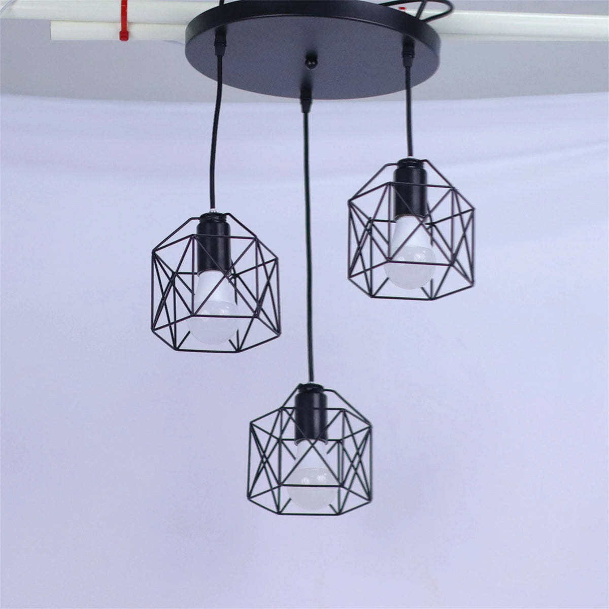 Suspension noire dans une salle à manger avec design contemporain