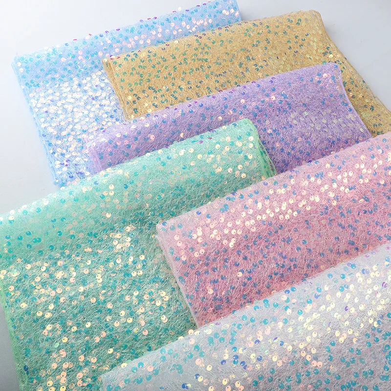 nappe festive séquins irisés transparent violet rose turquoise blanc anniversaire décoration scintillante assiettes gobelets