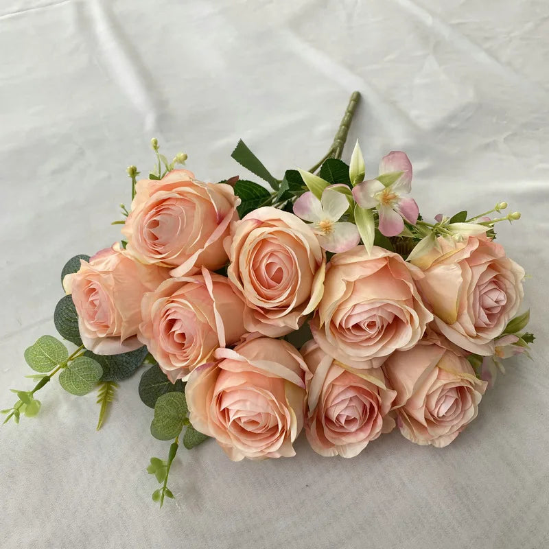 décoration maison bouquet roses artificielles couleurs variées feuilles vertes élégantes anniversaire événement