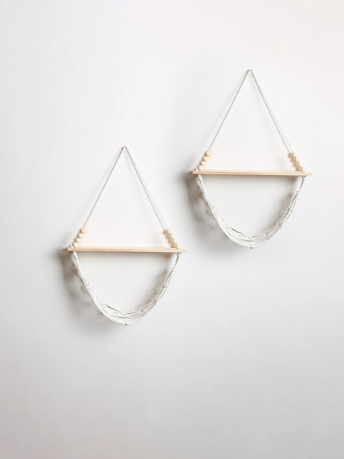 hamac suspendu moderne blanc beige bois opaque fixé mur