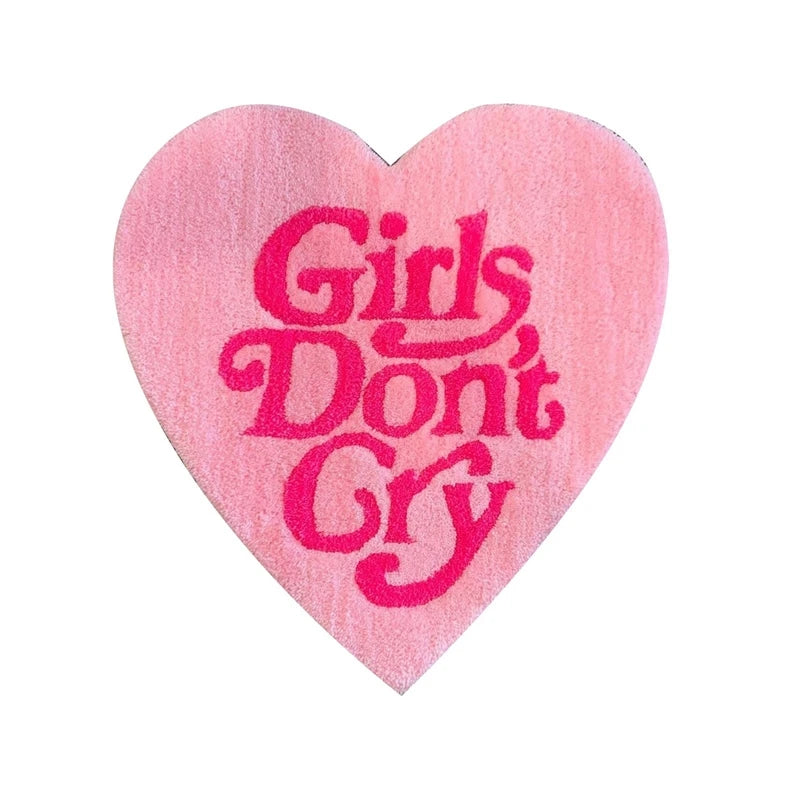 coussin forme cœur lettres blanches girls don't cry rouge rose clair moderne pop art