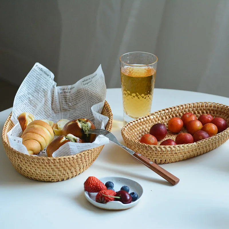 paniers ovales rotin naturel rustique assiette fruits verre boisson pâte pain croissant prunes cerises