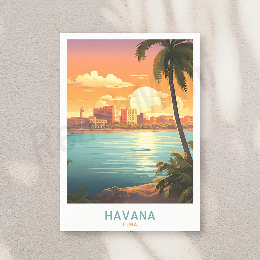 Le paysage urbain de La Havane, Cuba, se dresse avec ses bâtiments colorés et ses palmiers en premier plan, sous un coucher de soleil tropical.