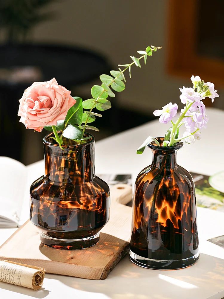 vase moderne translucide motif tortue brun foncé rose violet arrangement fleurs eucalyptus décoration intérieure