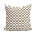 Coussin décoratif carré à motif damier beige et blanc.
