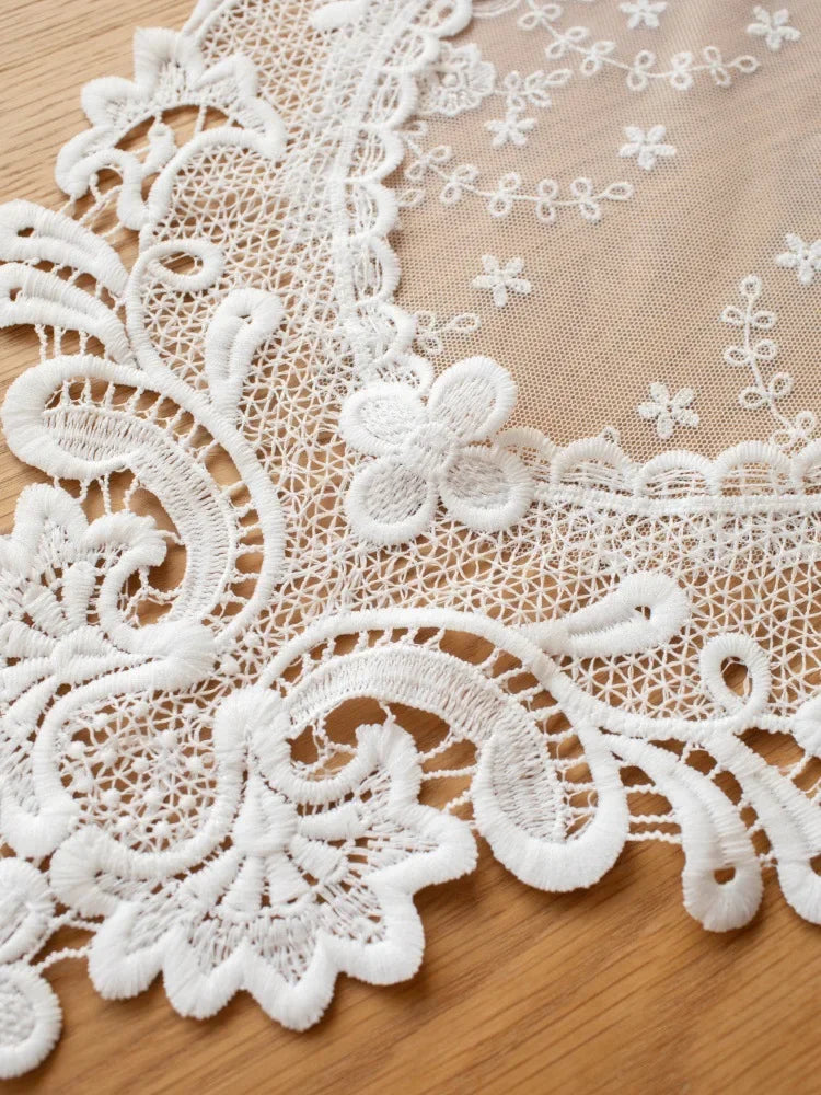 serviettes table blanches brodées motifs floraux coton polyester classiques romantiques tassel
