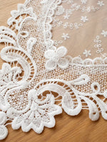 serviettes table blanches brodées motifs floraux coton polyester classiques romantiques tassel